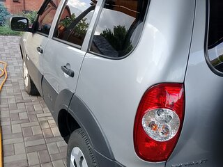 2012 Chevrolet Niva I Рестайлинг, серебристый, 850000 рублей, вид 5