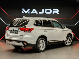 2020 Mitsubishi Outlander III Рестайлинг 3, белый, 2450000 рублей, вид 5