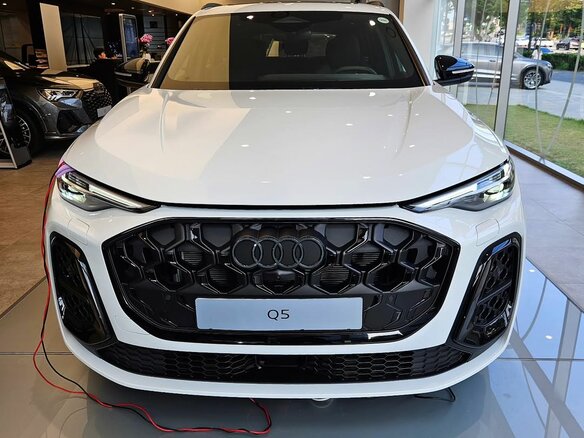 2026 Audi Q5 40 TDI III (GU), серый, 9500000 рублей - вид 1