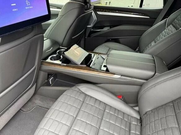 2026 Cadillac Escalade V Рестайлинг, белый, 18900000 рублей - вид 9