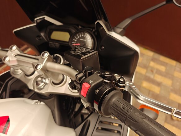 2010 Yamaha FZ1, белый, 600000 рублей - вид 4