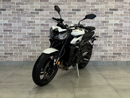 2024 Triumph Street Triple, белый, 1185000 рублей, вид 2