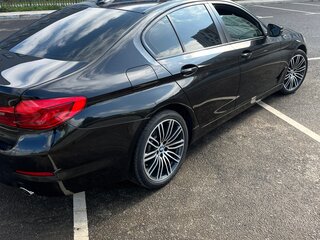 2019 BMW 5 серии 520i VII (G30/G31/G38), чёрный, 3070000 рублей, вид 3