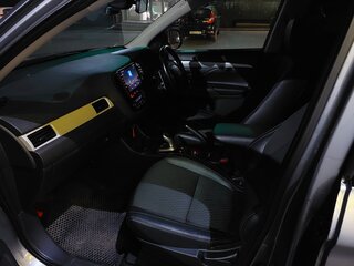 2014 Mitsubishi Outlander PHEV III Рестайлинг, серый, 1750000 рублей, вид 4