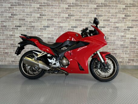 2018 Honda VFR 800, красный, 840000 рублей, вид 1