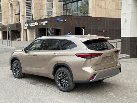 2026 Toyota Highlander IV (XU70), серебристый, 5050000 рублей, вид 4