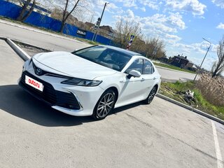 2021 Toyota Camry VIII (XV70) Рестайлинг, белый, 3399000 рублей, вид 4