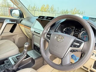 2023 Toyota Land Cruiser Prado 150 Series Рестайлинг 3, белый, 5500000 рублей, вид 4