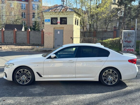 2020 BMW 5 серии 520d xDrive VII (G30/G31/G38), белый, 4850000 рублей - вид 4
