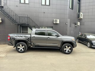 2020 Toyota Tundra CrewMax II Рестайлинг, серый, 6450000 рублей, вид 3