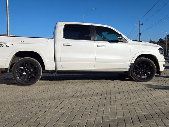 2022 Ram 1500 Crew Cab eTorque V, белый, 7900000 рублей - вид 1