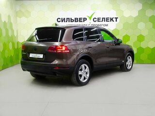 2010 Volkswagen Touareg II, коричневый, 1470000 рублей, вид 2