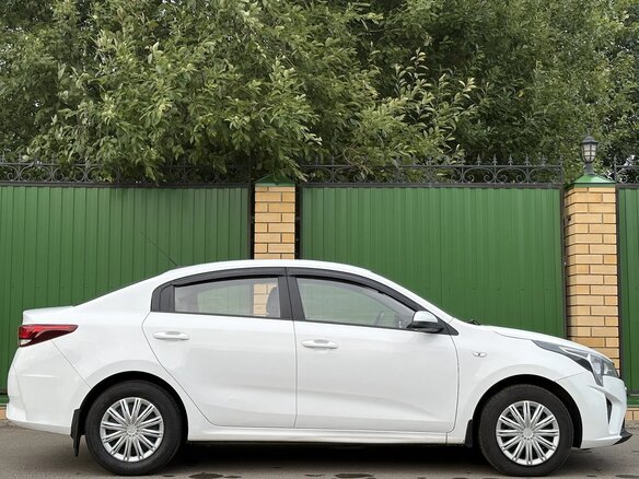2021 Kia Rio IV Рестайлинг, белый - вид 2