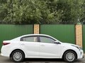 2021 Kia Rio IV Рестайлинг, белый - вид 2