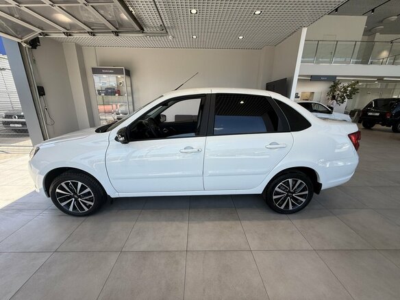 2026 Lada (ВАЗ) Granta I Рестайлинг, белый - вид 2
