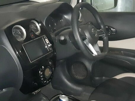 2017 Nissan Note Nismo e-Power II Рестайлинг, белый, 930000 рублей, вид 3