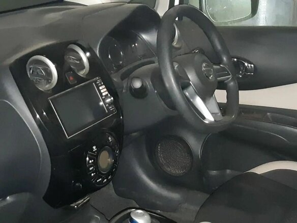 2017 Nissan Note e-Power II Рестайлинг, белый, 820000 рублей - вид 2