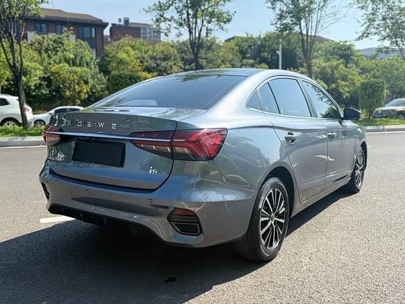 2021 Roewe i5 I Рестайлинг, серебристый, 950000 рублей - вид 2