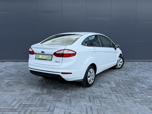 2015 Ford Fiesta Mk6 Рестайлинг, белый, 845000 рублей - вид 1