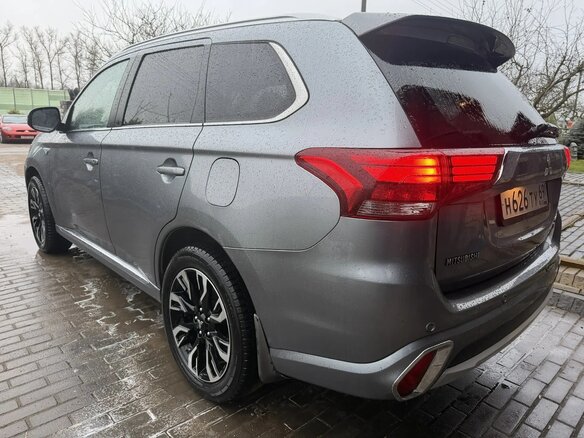 2016 Mitsubishi Outlander PHEV III Рестайлинг 2, серый, 2500000 рублей - вид 8