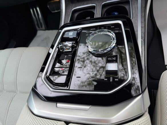 2022 BMW 7 серии 760i xDrive VII (G70), серый, 14999999 рублей - вид 13