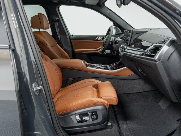 2025 BMW X5 40i IV (G05/G18) Рестайлинг, серый - вид 26