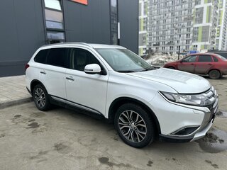 2016 Mitsubishi Outlander III Рестайлинг 2, белый, 1780000 рублей, вид 3