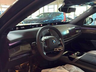 2026 BMW 7 серии 740 xDrive VII (G70) Рестайлинг, чёрный, 22900000 рублей, вид 4