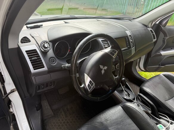 2011 Mitsubishi Outlander II Рестайлинг, белый, 1200000 рублей - вид 9