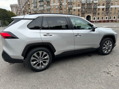 2020 Toyota RAV4 V (XA50), серебристый, 2999999 рублей, вид 2