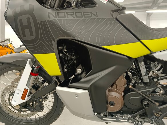 2023 Husqvarna Norden 901, серый, 1490000 рублей - вид 20