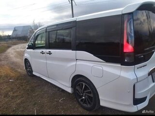 2016 Honda Stepwgn V, белый, 2100000 рублей, вид 4