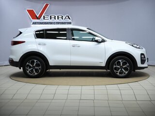 2020 Kia Sportage IV Рестайлинг, белый, 1890000 рублей, вид 4