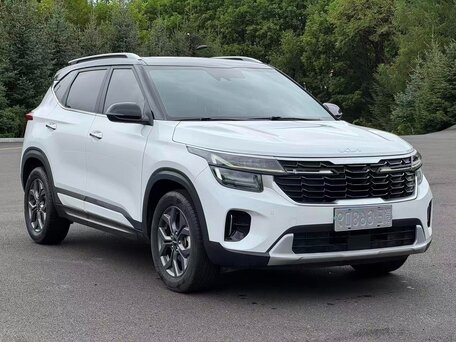 2023 Kia Seltos I Рестайлинг, белый, 1960000 рублей, вид 3