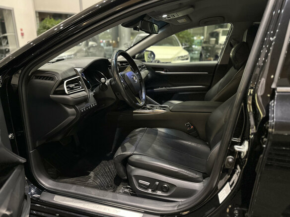2020 Toyota Camry VIII (XV70), чёрный, 3670000 рублей - вид 15