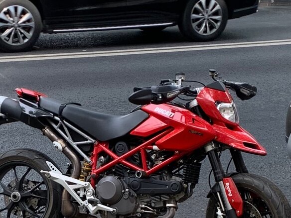 2011 Ducati Hypermotard, красный - вид 1