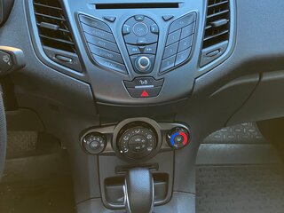 2016 Ford Fiesta Mk6 Рестайлинг, серебристый, 850000 рублей, вид 5