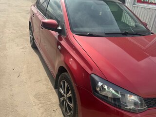 2013 Volkswagen Polo V, красный, 720000 рублей, вид 1