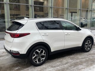 2020 Kia Sportage IV Рестайлинг, белый, 2580000 рублей, вид 4