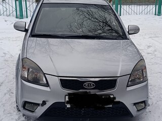 2010 Kia Rio II Рестайлинг, серебристый, 600000 рублей, вид 1