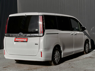 2018 Toyota Noah III (R80) Рестайлинг, белый, 2370000 рублей, вид 4