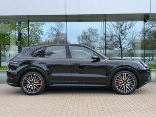 2025 Porsche Cayenne GTS III Рестайлинг, чёрный, 26380000 рублей, вид 4
