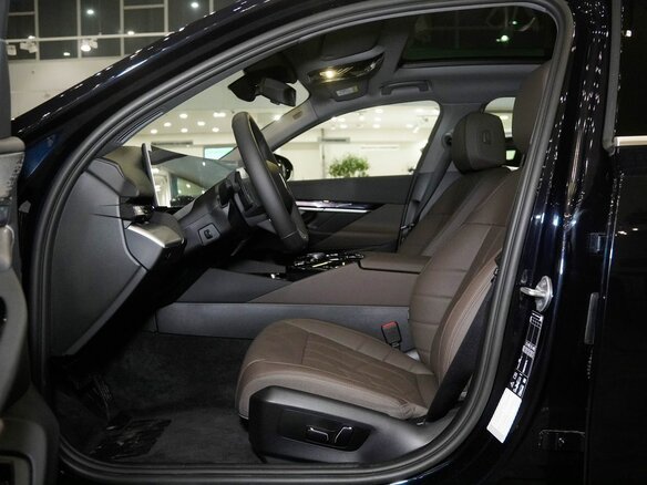 2025 BMW 5 серии Long 530Li xDrive VIII (G60/G61/G68), чёрный, 9000000 рублей - вид 11