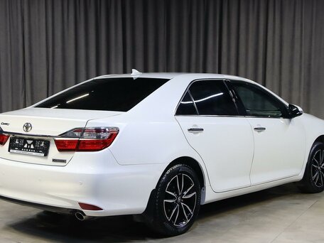 2017 Toyota Camry VII (XV50) Рестайлинг 2, белый, 1899000 рублей, вид 2