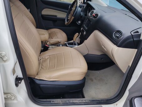 2010 Ford Focus II Рестайлинг, белый, 450000 рублей, вид 4