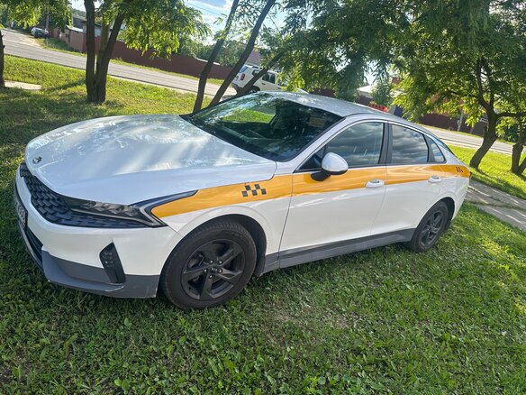 2021 Kia K5 III, белый - вид 1