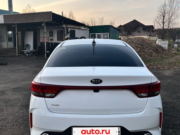 2021 Kia Rio IV Рестайлинг, белый, 1550000 рублей - вид 2