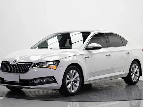 2021 Skoda Superb III Рестайлинг, серебристый, 2320000 рублей, вид 1