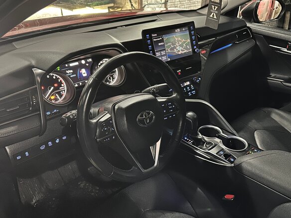 2021 Toyota Camry VIII (XV70) Рестайлинг, красный, 3000000 рублей - вид 7