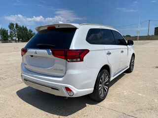 2022 Mitsubishi Outlander III Рестайлинг 3, белый, 1990000 рублей, вид 4